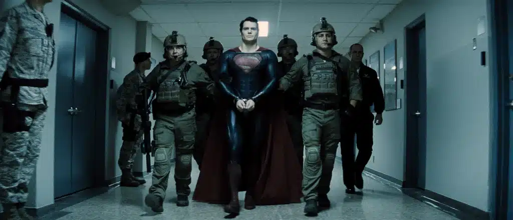 Photo du film Man of Steel avec Henry Cavill en Superman avec des soldats qui l'emmènent menottés