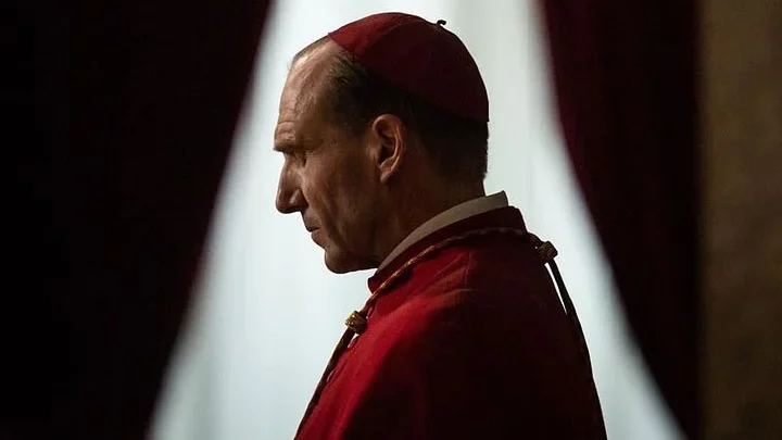 photo du film conclave avec Ralph Fiennes
