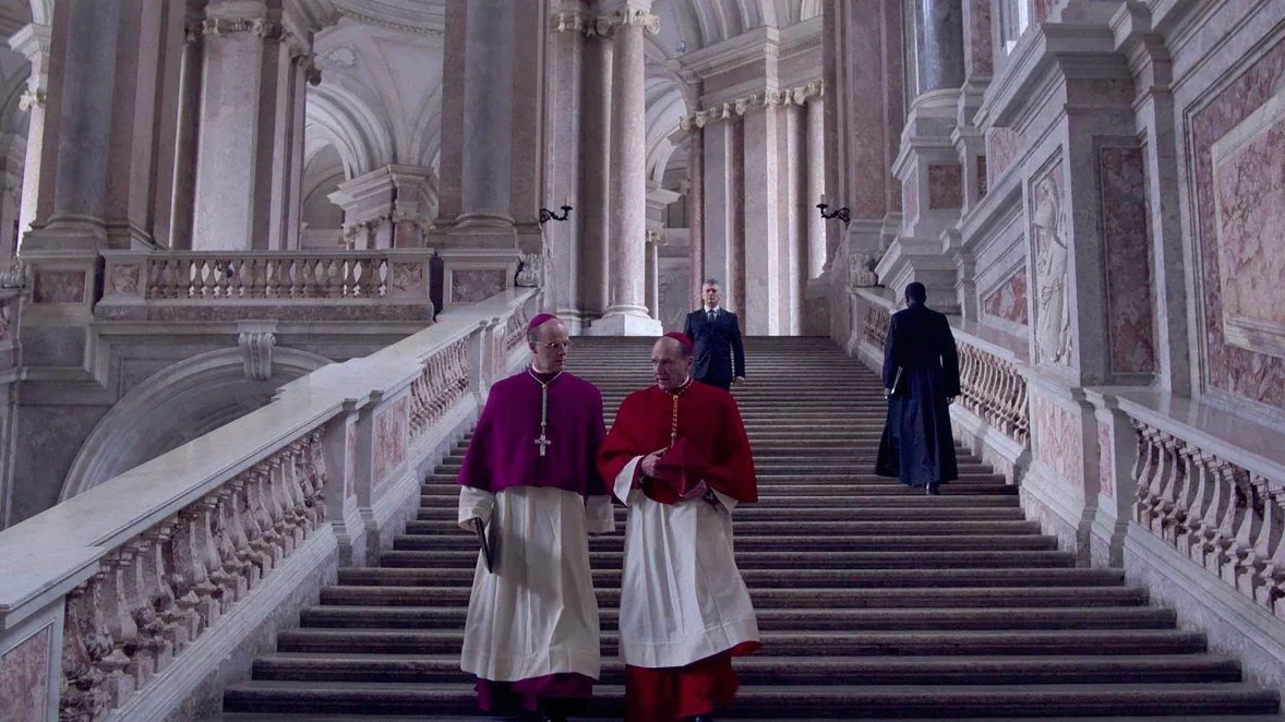 photo du film conclave avec Ralph Fiennes, John Lithgow