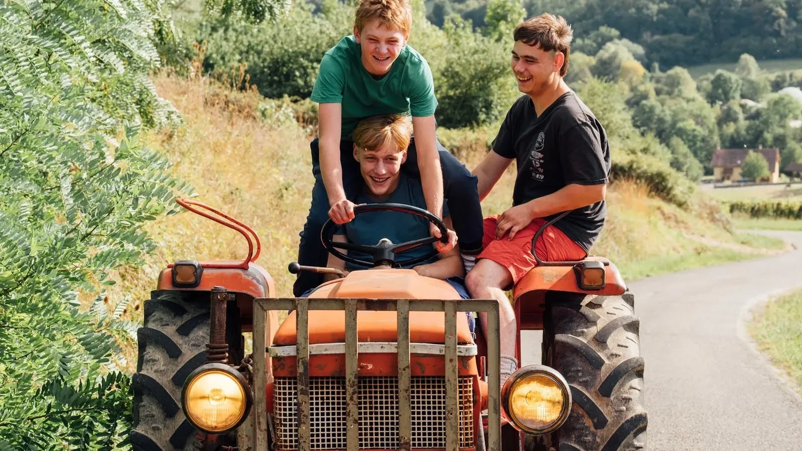 photo vingt dieux de Louise Courvoisier avec Clément Faveau, Maïwène Barthelemy, Luna Garret
