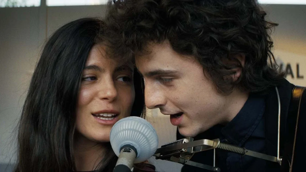 photo du film un parfait inconnu de james mangold avec Timothée Chalamet, Edward Norton, Elle Fanning et Monica Barbaro