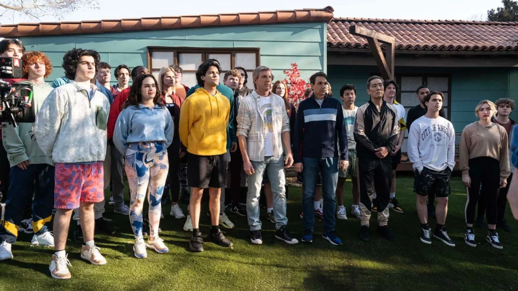 photo cobra kai saison 6 avec Ralph Macchio, William Zabka, Courtney Henggeler, Tanner Buchanan, Mary Mouser, Aedin Mincks, Jacob Bertrand, Peyton List (II), Xolo Maridueña, Griffin Santopietro, Khalil Everage, Gianni DeCenzo, Owen Morgan, Nathaniel Oh, Yuji Okumoto