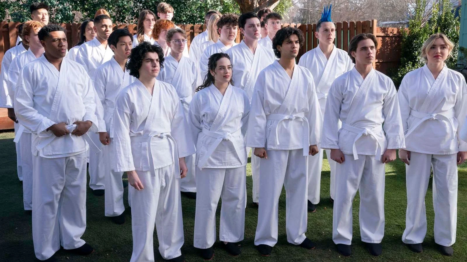 photo cobra kai saison 6 avec Ralph Macchio, William Zabka, Courtney Henggeler, Tanner Buchanan, Mary Mouser, Aedin Mincks, Jacob Bertrand, Peyton List (II), Xolo Maridueña, Griffin Santopietro, Khalil Everage, Gianni DeCenzo, Owen Morgan, Nathaniel Oh