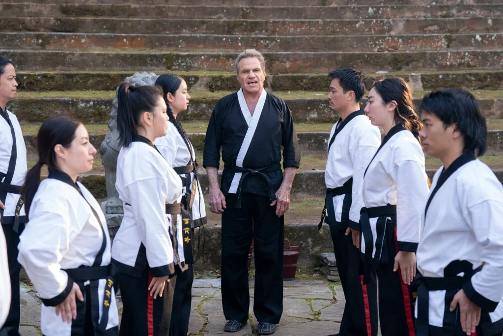 photo cobra kai saison 6 avec Ralph Macchio, William Zabka, Courtney Henggeler, Tanner Buchanan, Mary Mouser, Aedin Mincks, Jacob Bertrand, Peyton List (II), Xolo Maridueña, Griffin Santopietro, Khalil Everage, Gianni DeCenzo, Owen Morgan, Nathaniel Oh, Martin kove