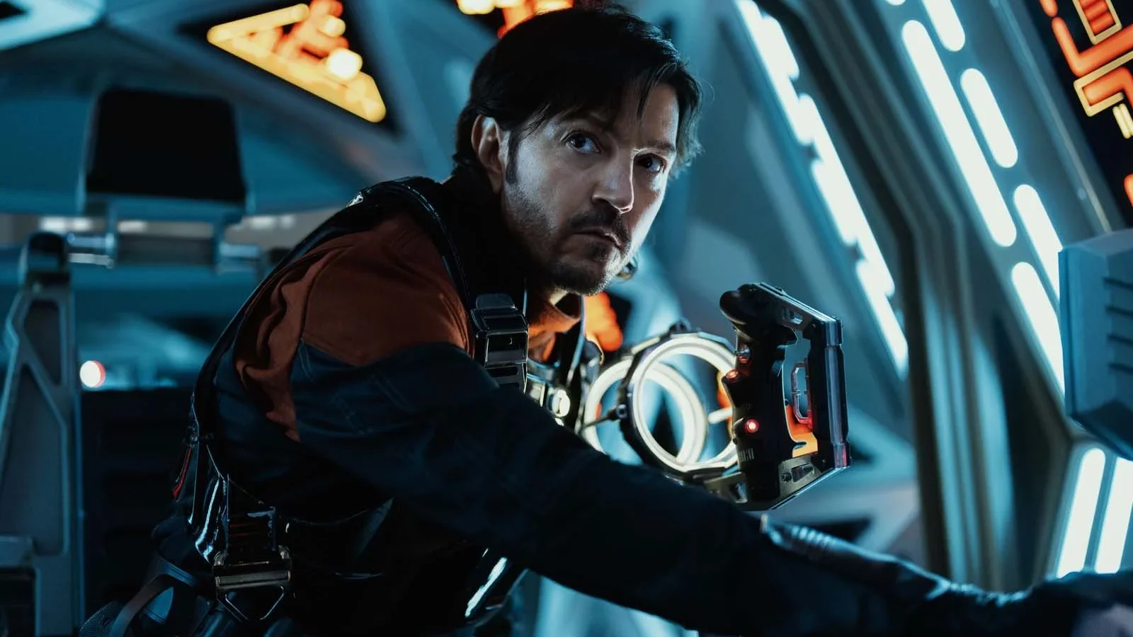 photo Andor saison 2 avec Diego Luna, Stellan Skarsgård, Genevieve O'Reilly, Théo Costa-Marini, Alaïs Lawson, Adria Arjona