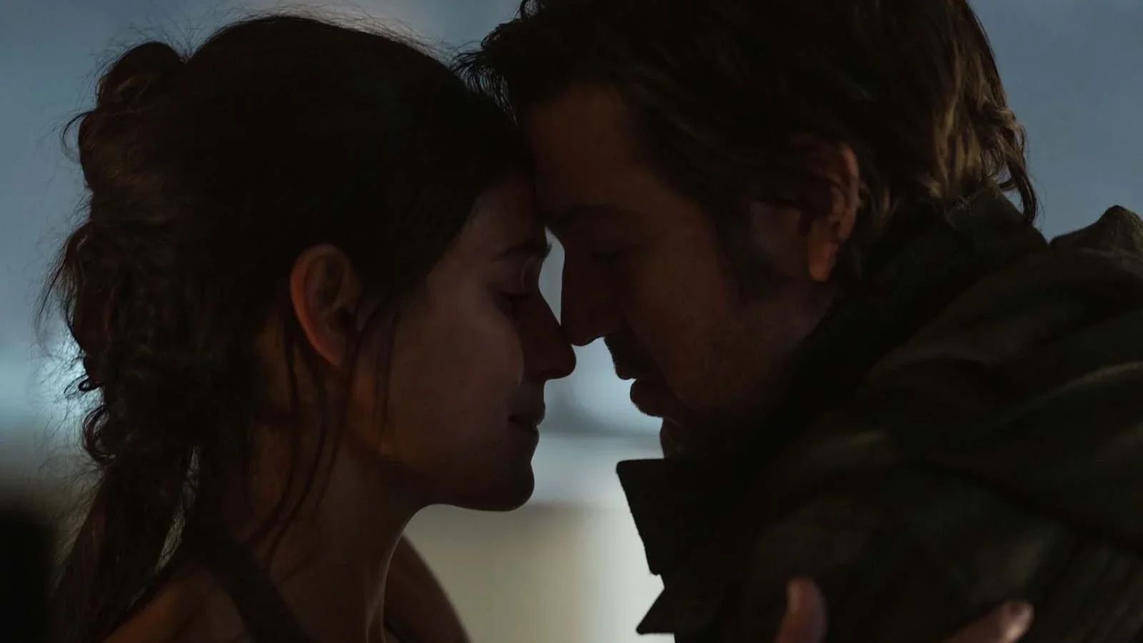 photo Andor saison 2 avec Diego Luna, Stellan Skarsgård, Genevieve O'Reilly, Théo Costa-Marini, Alaïs Lawson, Adria Arjona